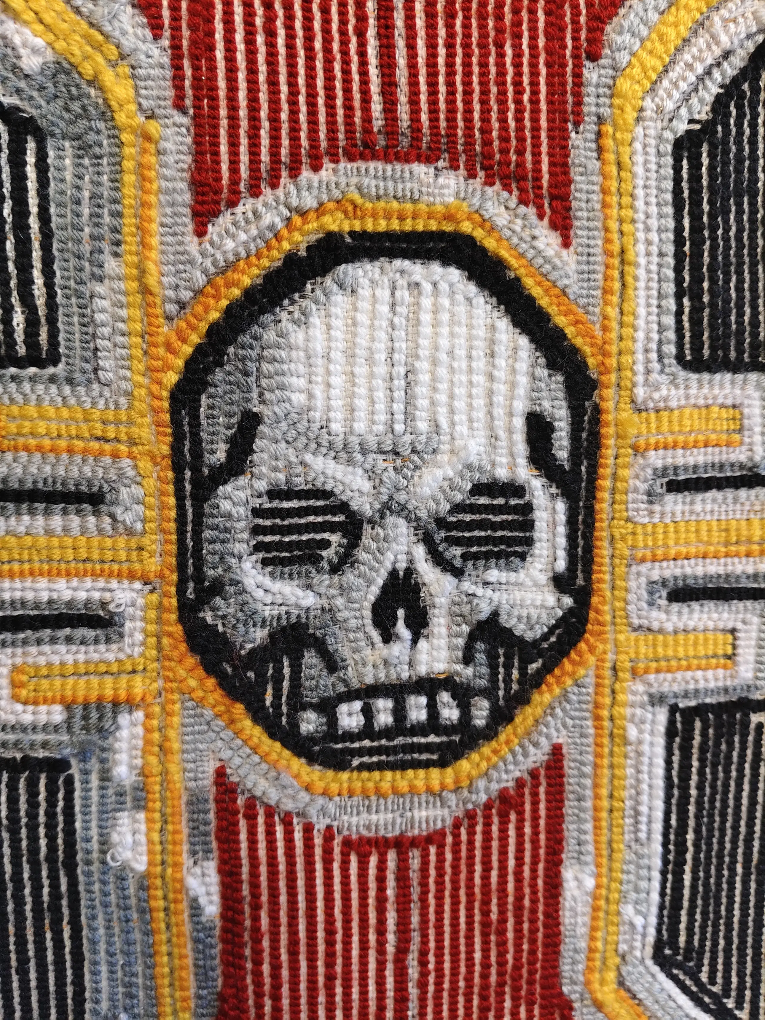 Фото этапа "Забивка ворсом" для ковра: Тафтинговый ковёр Warhammer: символ Инквизиции на чёрном фоне