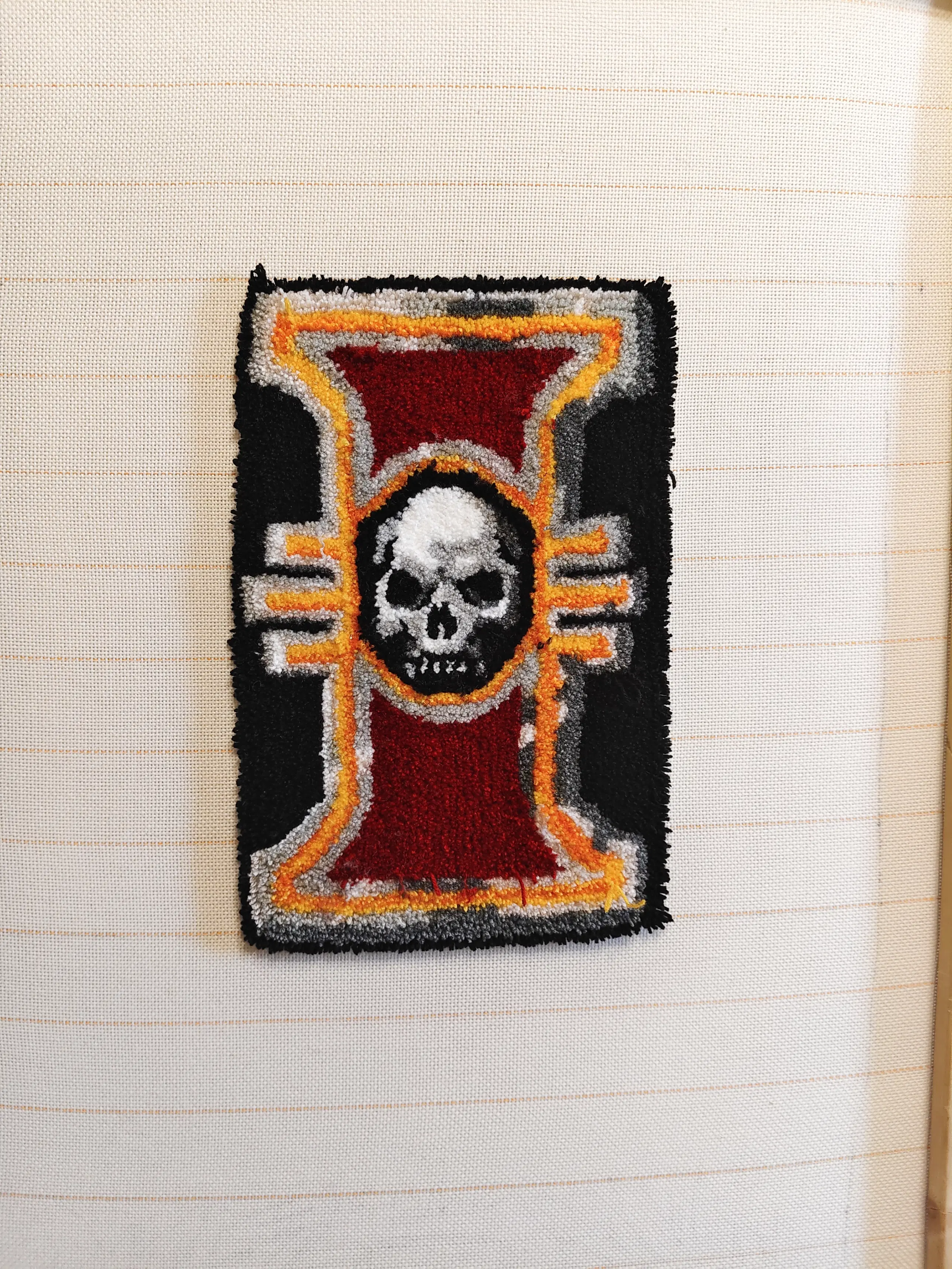 Фото этапа "Забивка ворсом" для ковра: Тафтинговый ковёр Warhammer: символ Инквизиции на чёрном фоне