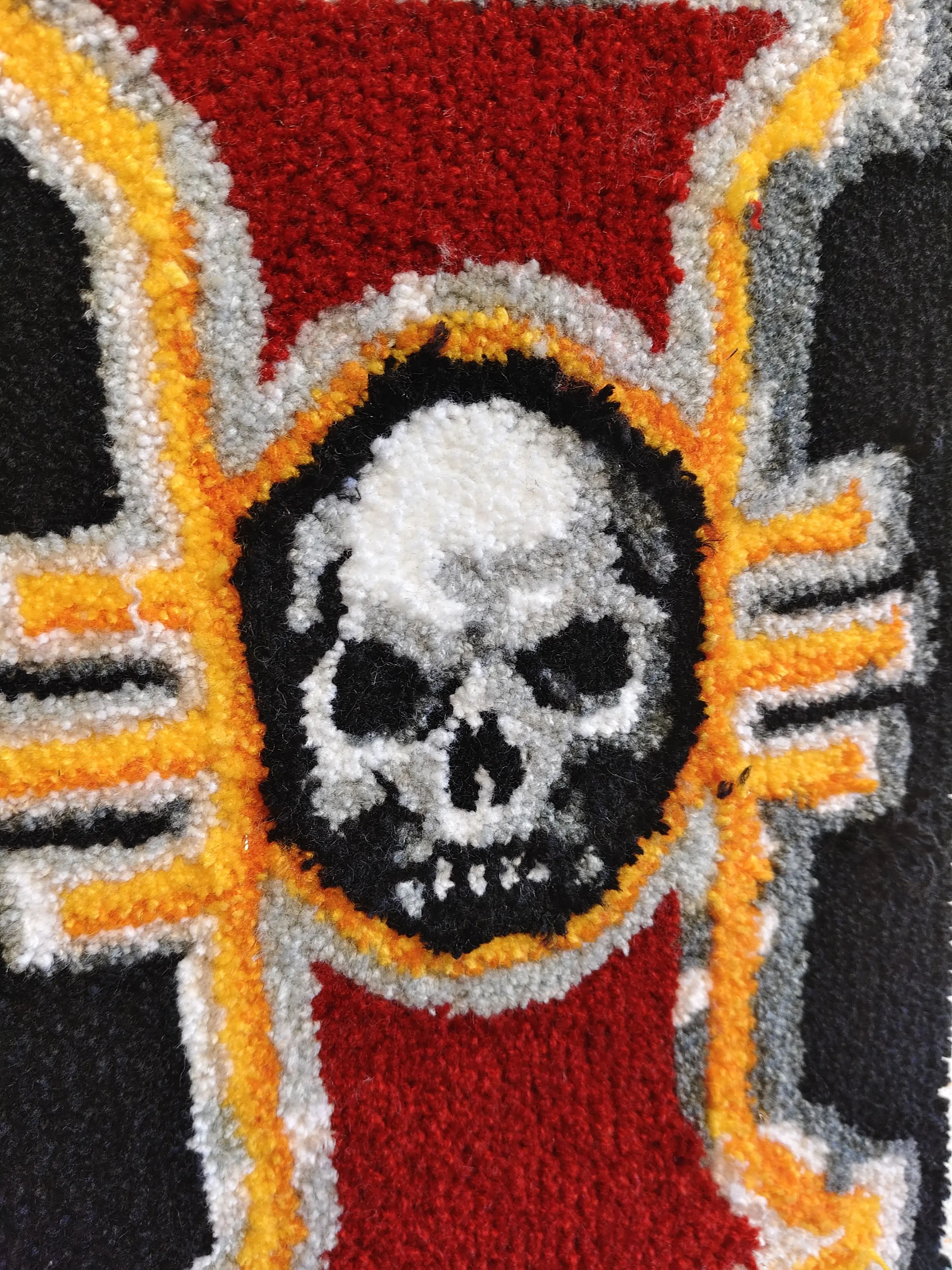 Фото этапа "Забивка ворсом" для ковра: Тафтинговый ковёр Warhammer: символ Инквизиции на чёрном фоне