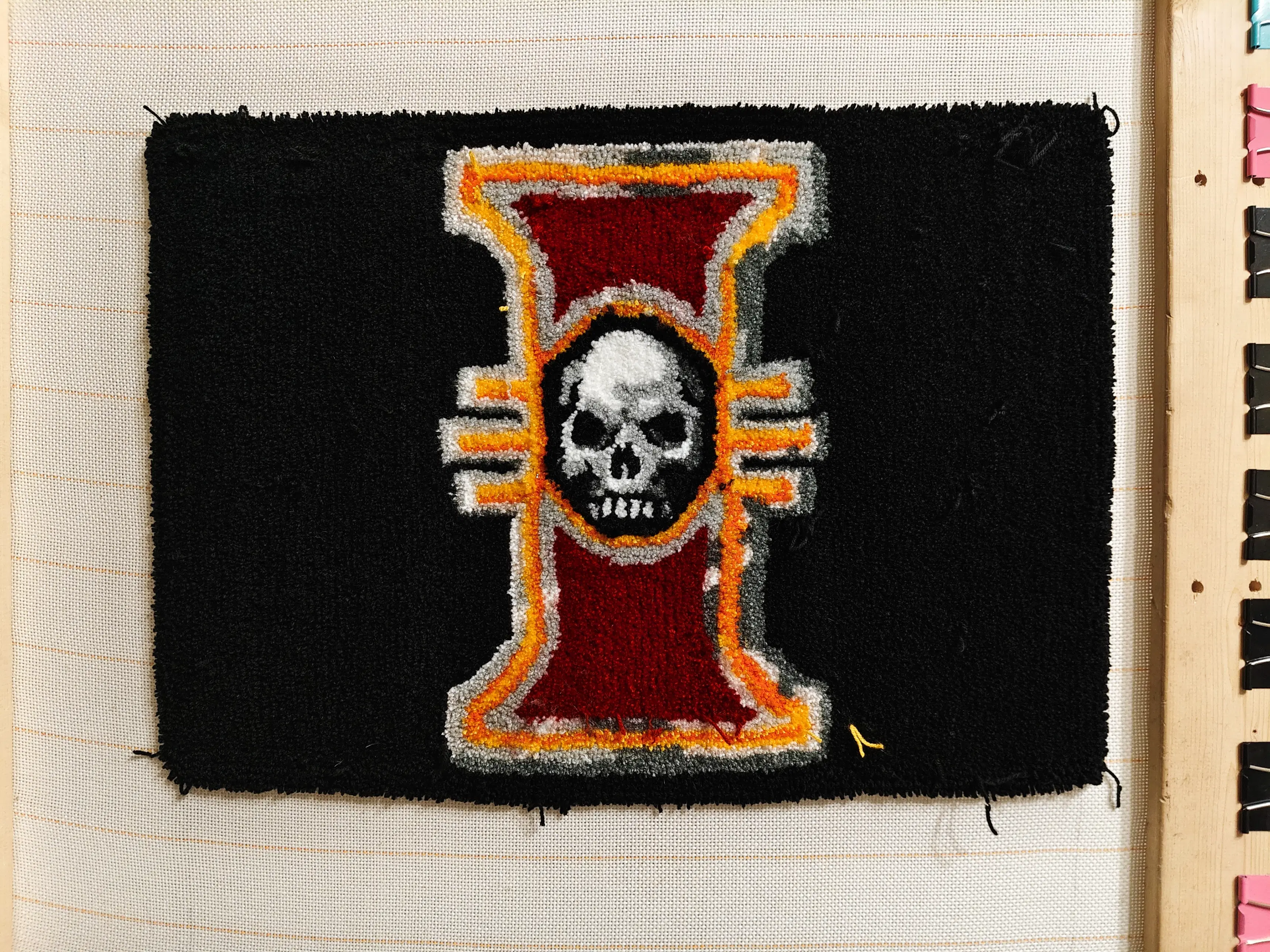 Фото этапа "Промежуточный отчет" для ковра: Тафтинговый ковёр Warhammer: символ Инквизиции на чёрном фоне