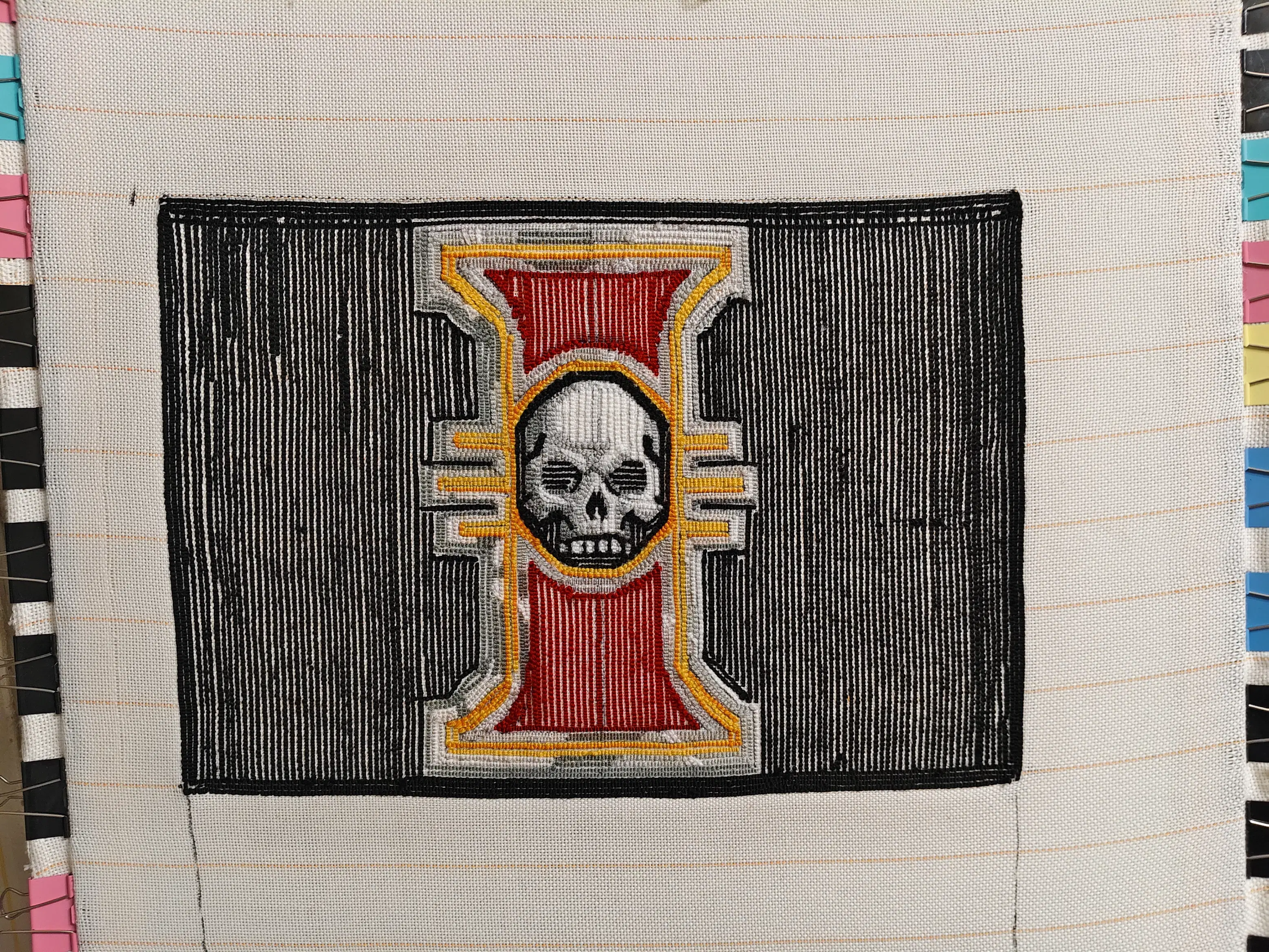 Фото этапа "Промежуточный отчет" для ковра: Тафтинговый ковёр Warhammer: символ Инквизиции на чёрном фоне