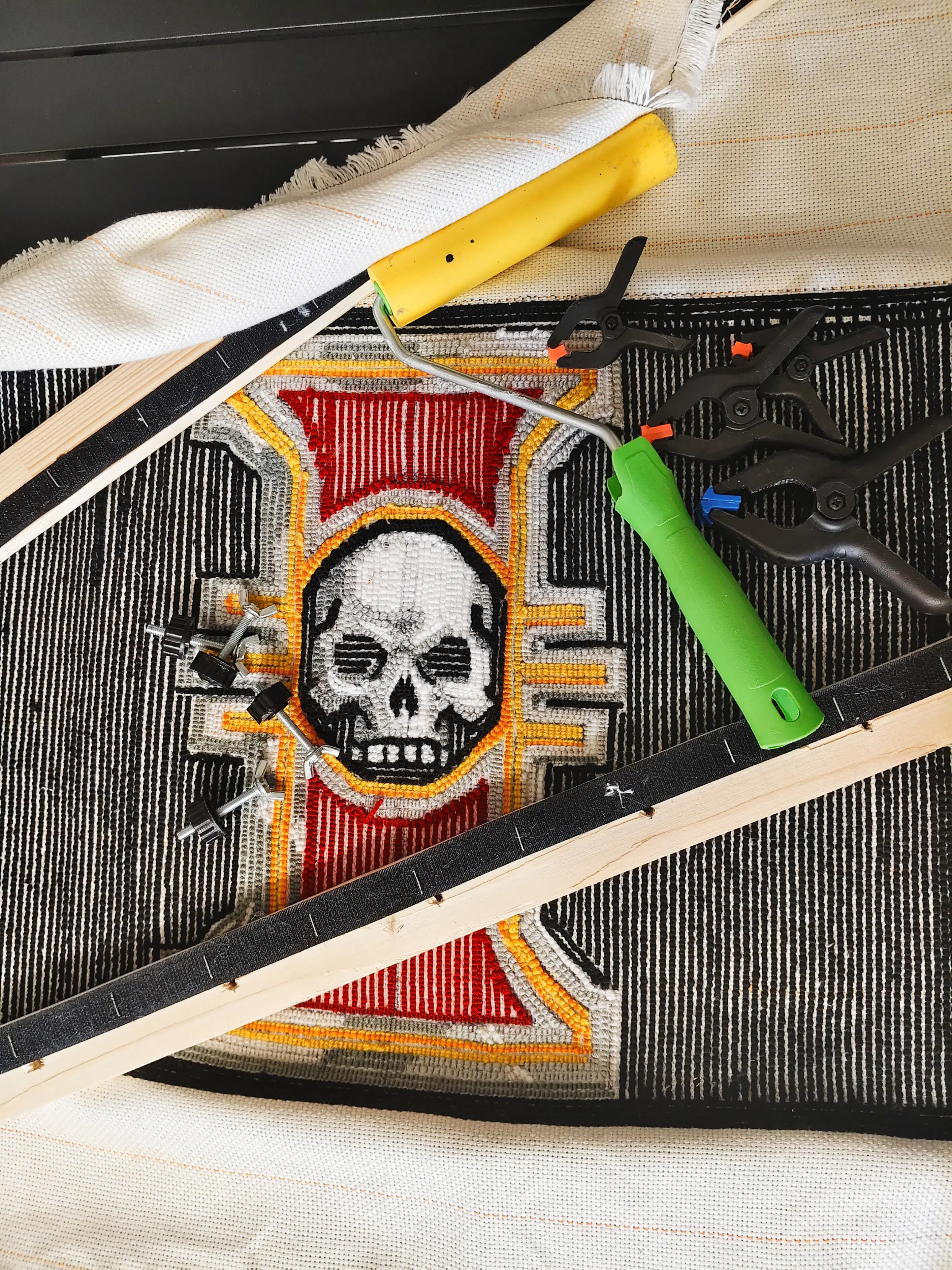 Фото этапа "Обработка задника" для ковра: Тафтинговый ковёр Warhammer: символ Инквизиции на чёрном фоне