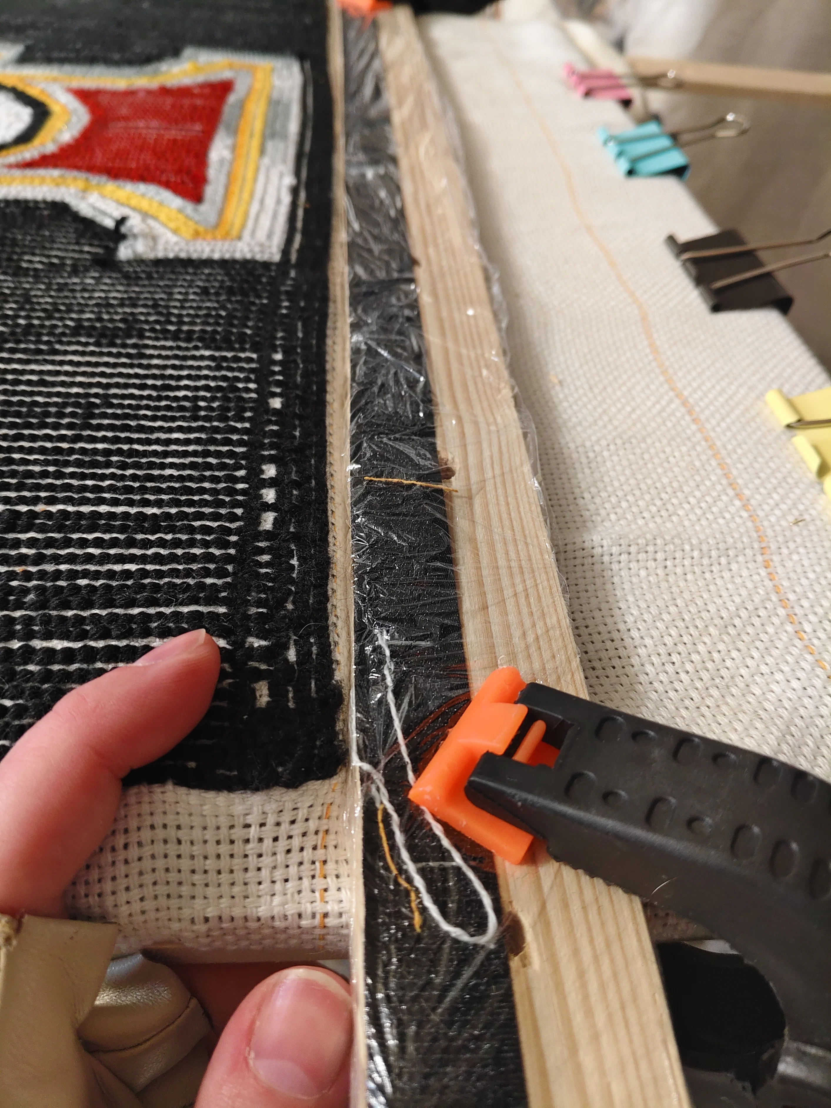 Фото этапа "Обработка задника" для ковра: Тафтинговый ковёр Warhammer: символ Инквизиции на чёрном фоне