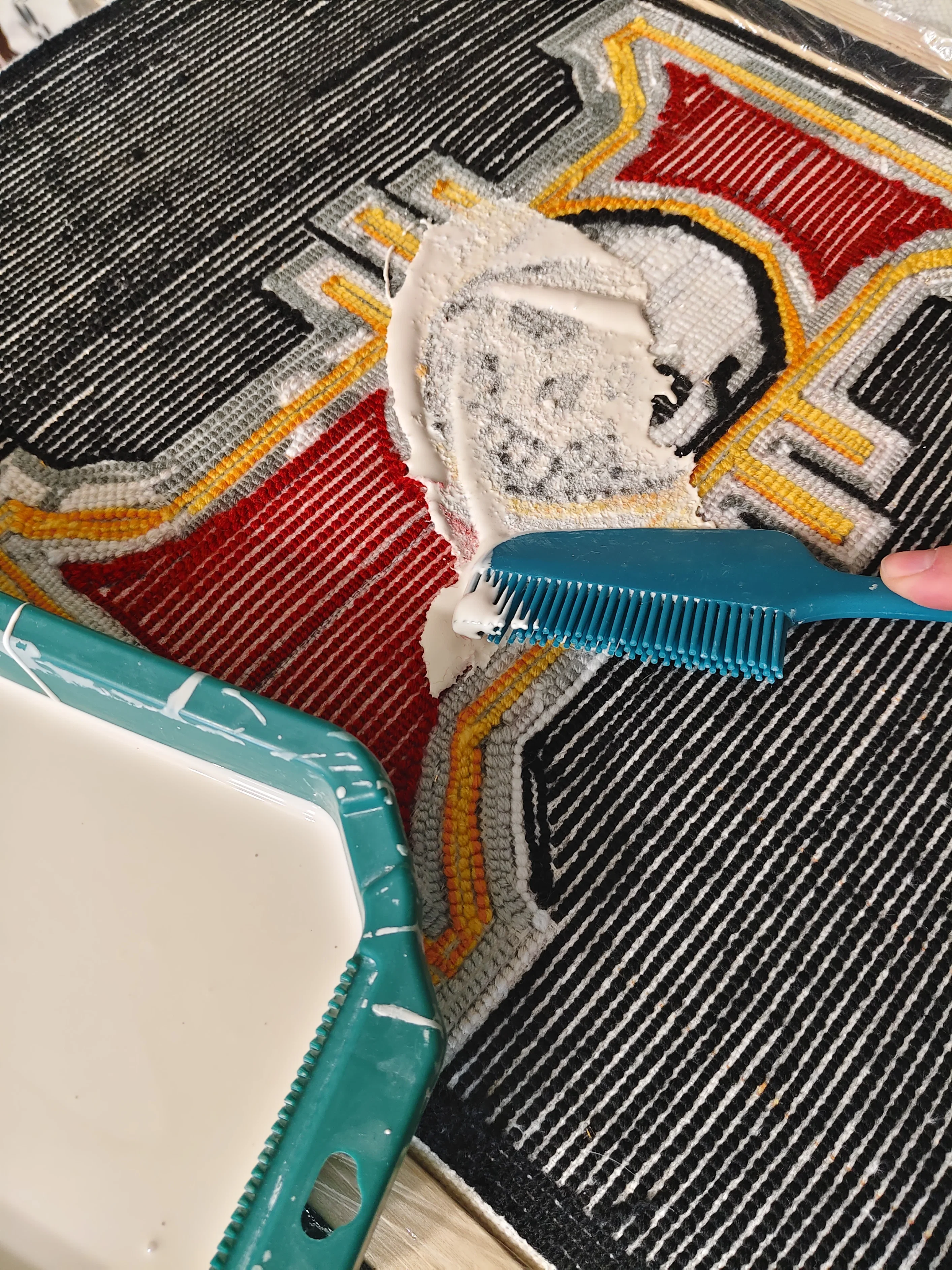 Фото этапа "Обработка задника" для ковра: Тафтинговый ковёр Warhammer: символ Инквизиции на чёрном фоне