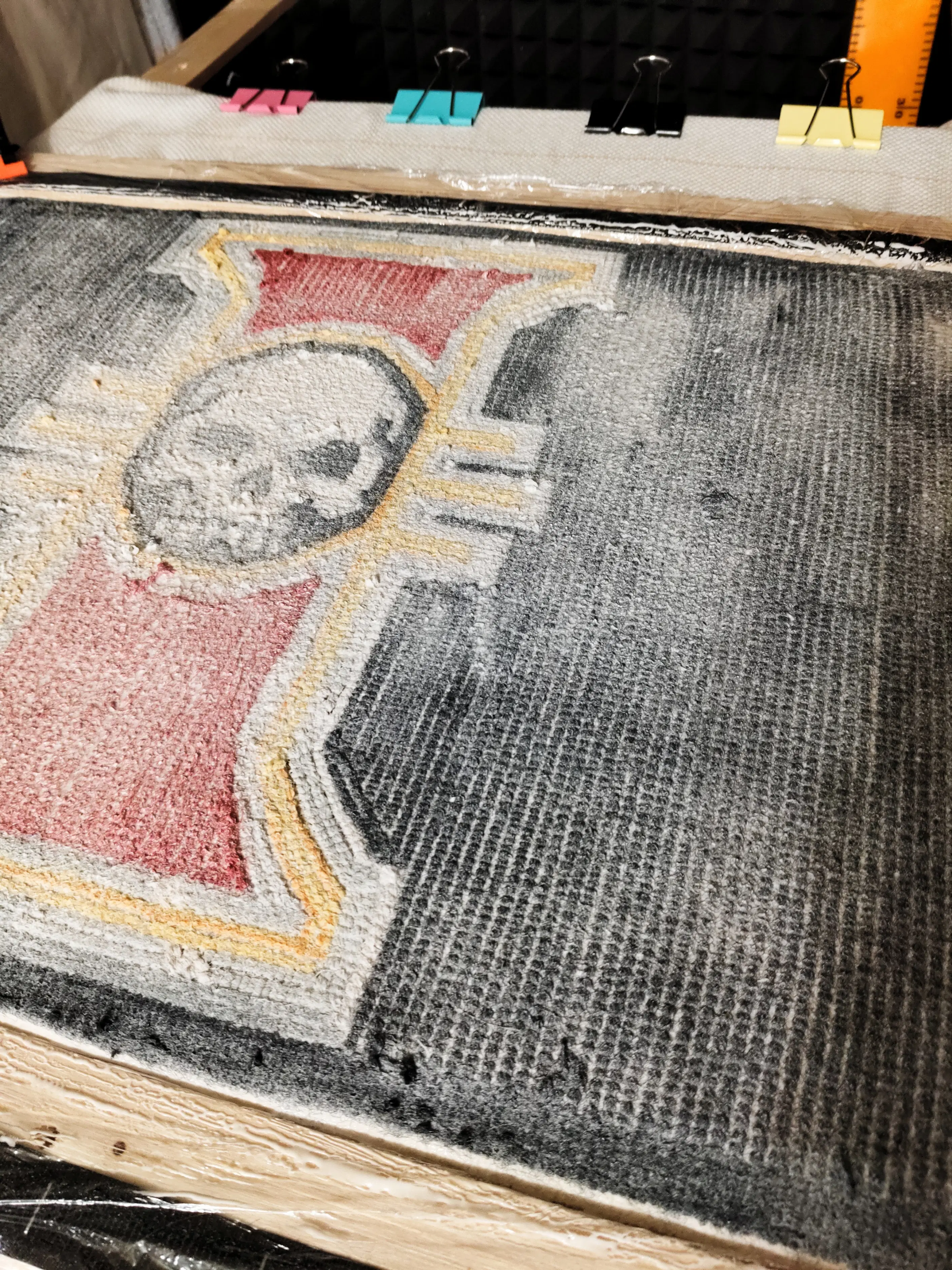 Фото этапа "Обработка задника" для ковра: Тафтинговый ковёр Warhammer: символ Инквизиции на чёрном фоне