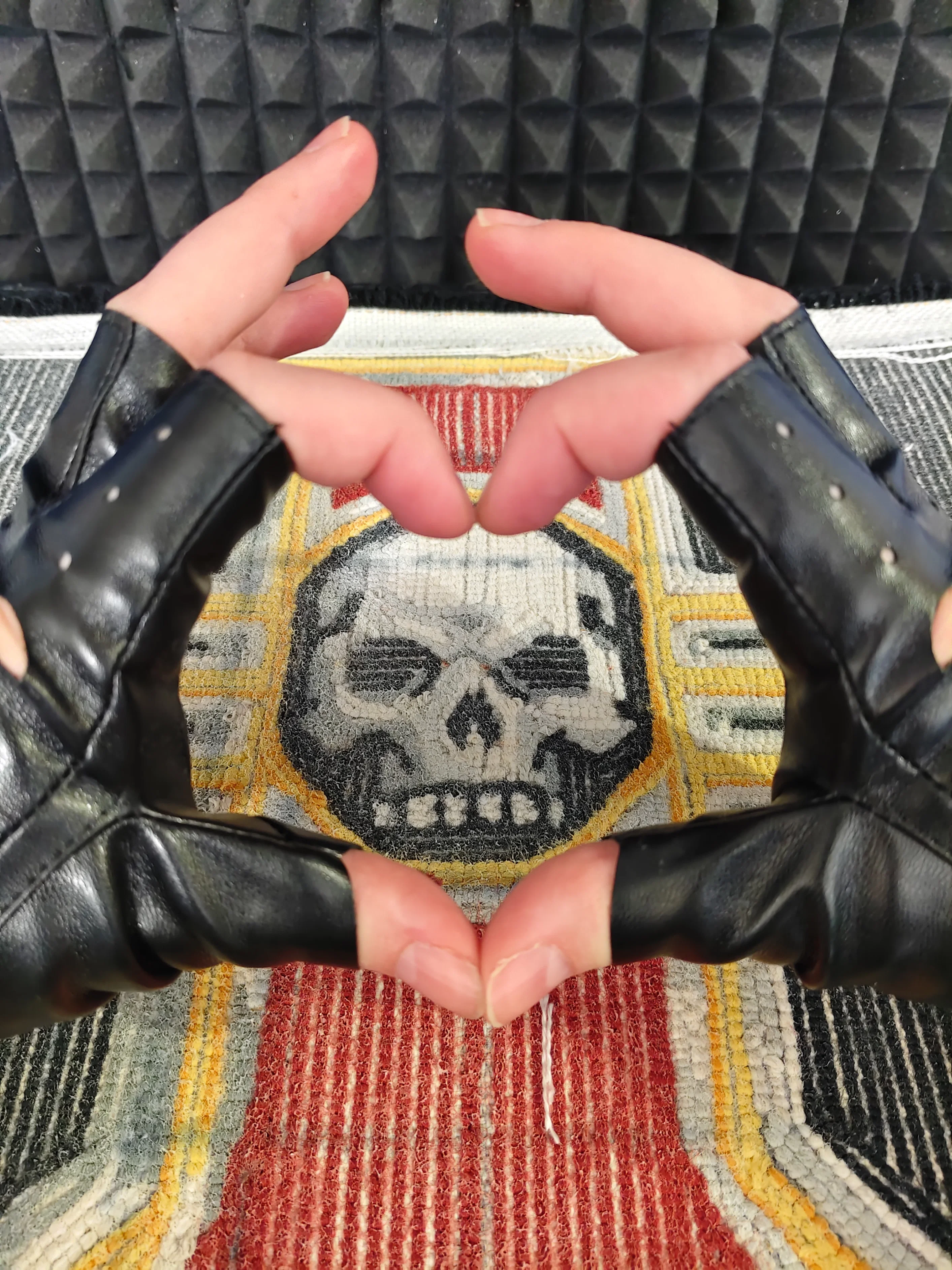 Фото этапа "Обработка задника" для ковра: Тафтинговый ковёр Warhammer: символ Инквизиции на чёрном фоне