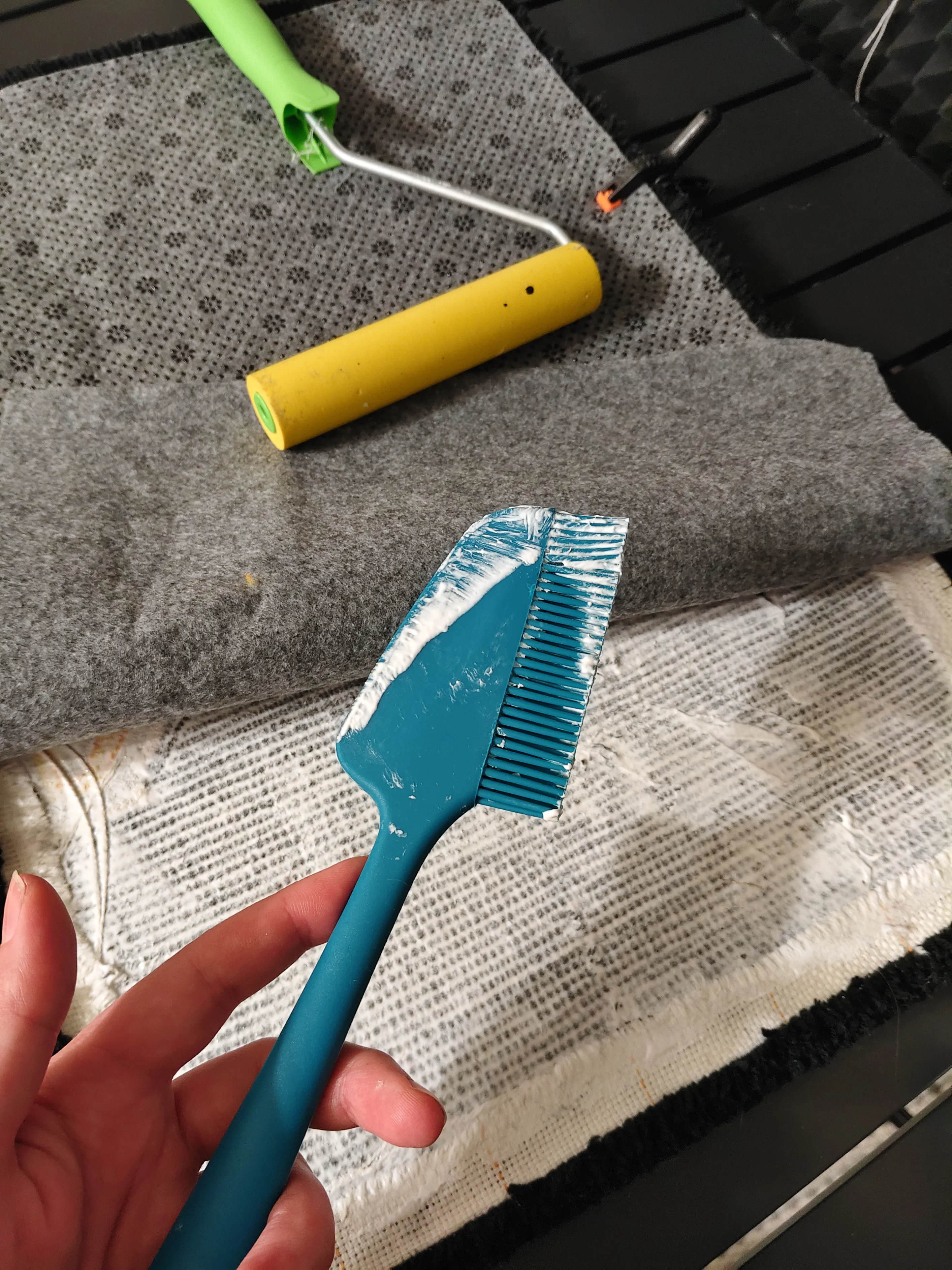 Фото этапа "Обработка задника" для ковра: Тафтинговый ковёр Warhammer: символ Инквизиции на чёрном фоне