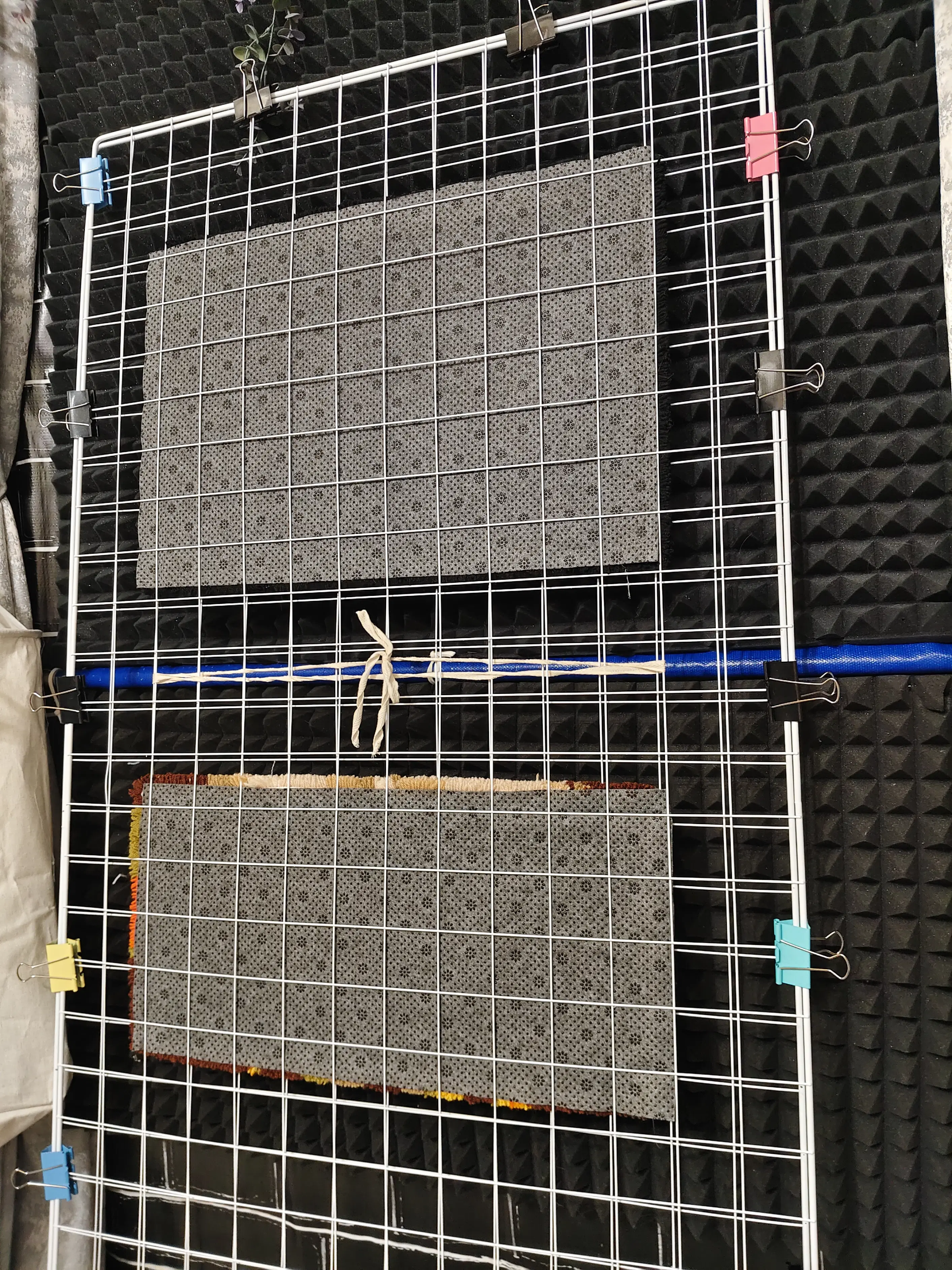 Фото этапа "Обработка задника" для ковра: Тафтинговый ковёр Warhammer: символ Инквизиции на чёрном фоне