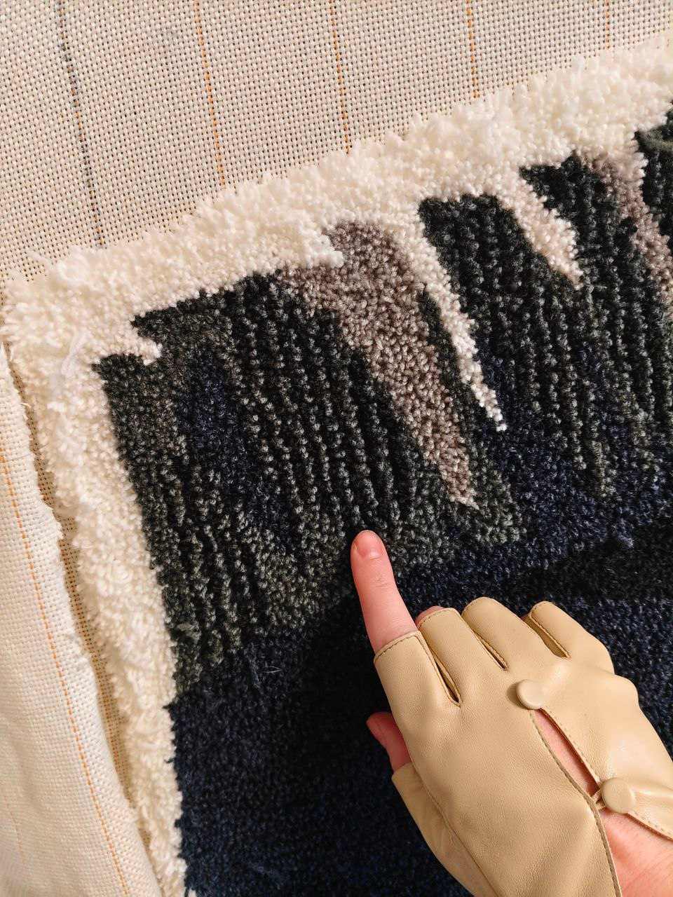 Фото этапа "Забивка ворсом" для ковра: Тафтинговый ковер ручной работы по индивидуальному эскизу