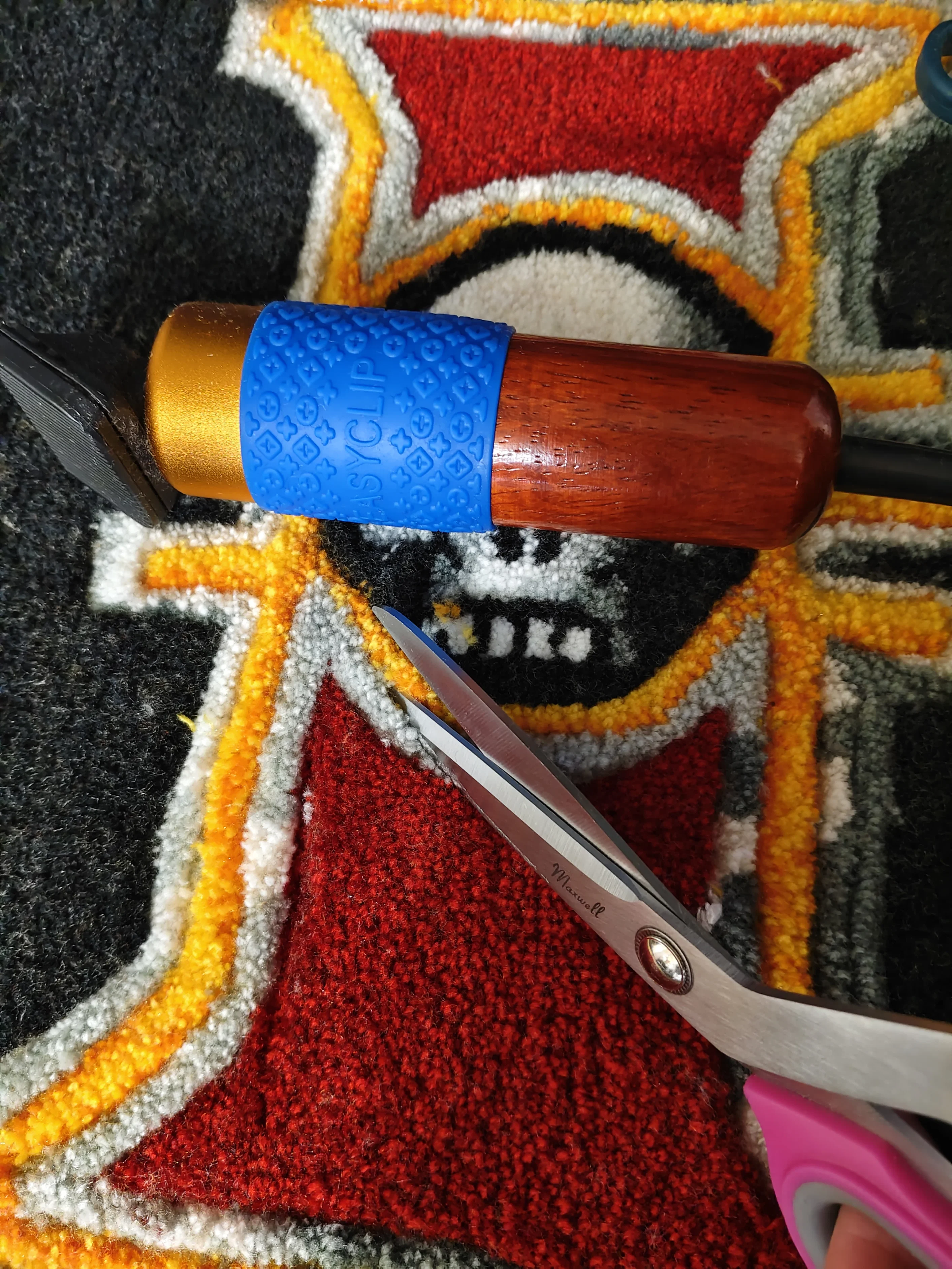 Фото этапа "Стрижка ворса" для ковра: Тафтинговый ковёр Warhammer: символ Инквизиции на чёрном фоне