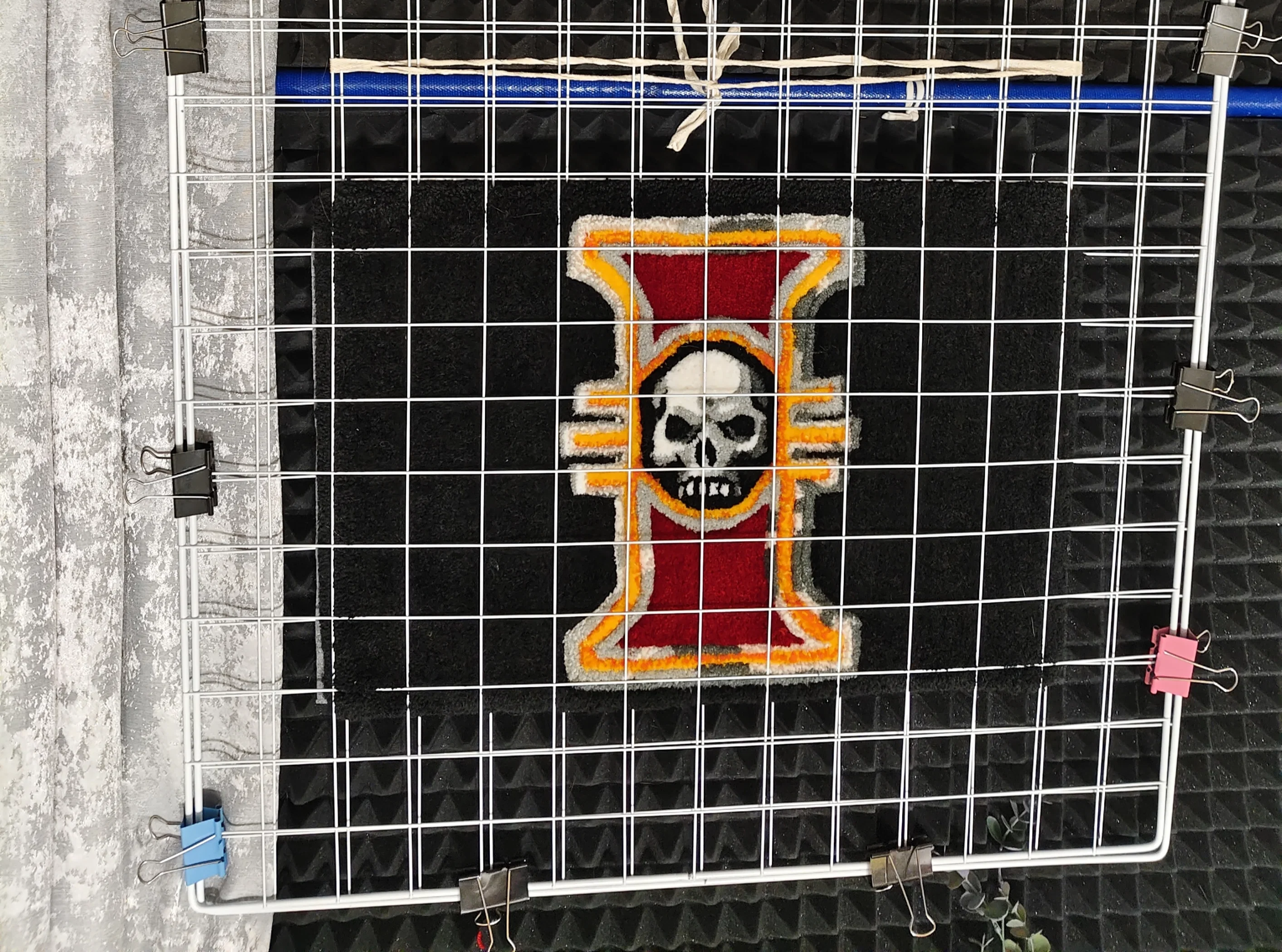 Фото этапа "Обработка задника" для ковра: Тафтинговый ковёр Warhammer: символ Инквизиции на чёрном фоне