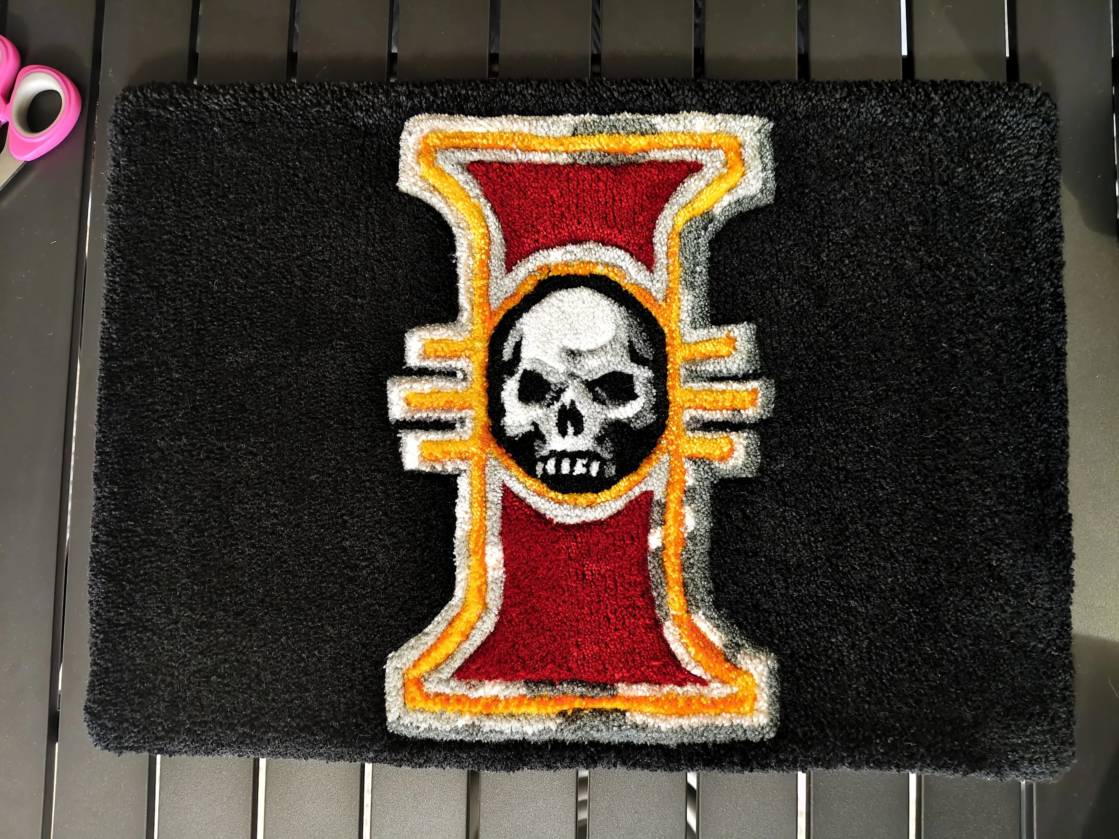 Фото этапа "Итоговый отчет" для ковра: Тафтинговый ковёр Warhammer: символ Инквизиции на чёрном фоне