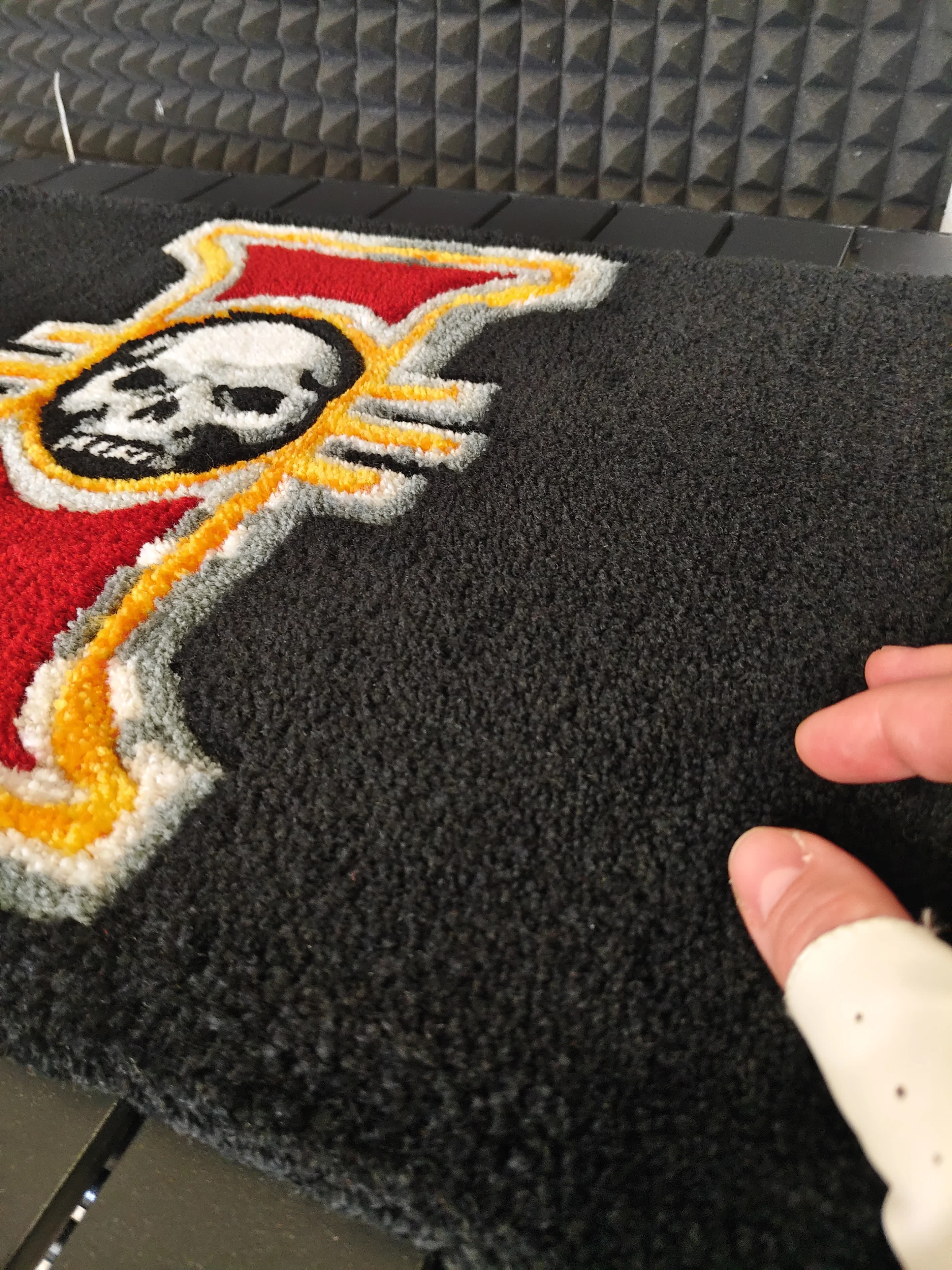 Фото этапа "Итоговый отчет" для ковра: Тафтинговый ковёр Warhammer: символ Инквизиции на чёрном фоне