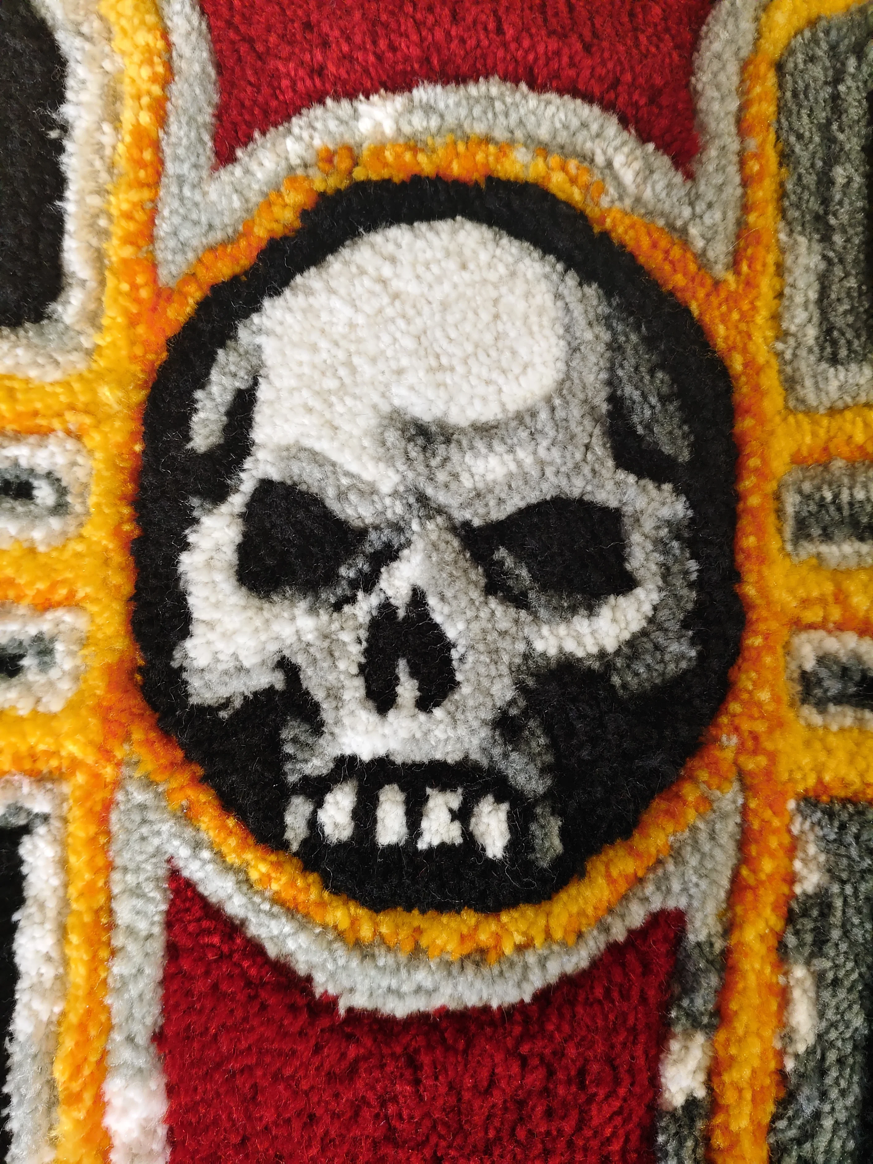 Фото этапа "Итоговый отчет" для ковра: Тафтинговый ковёр Warhammer: символ Инквизиции на чёрном фоне