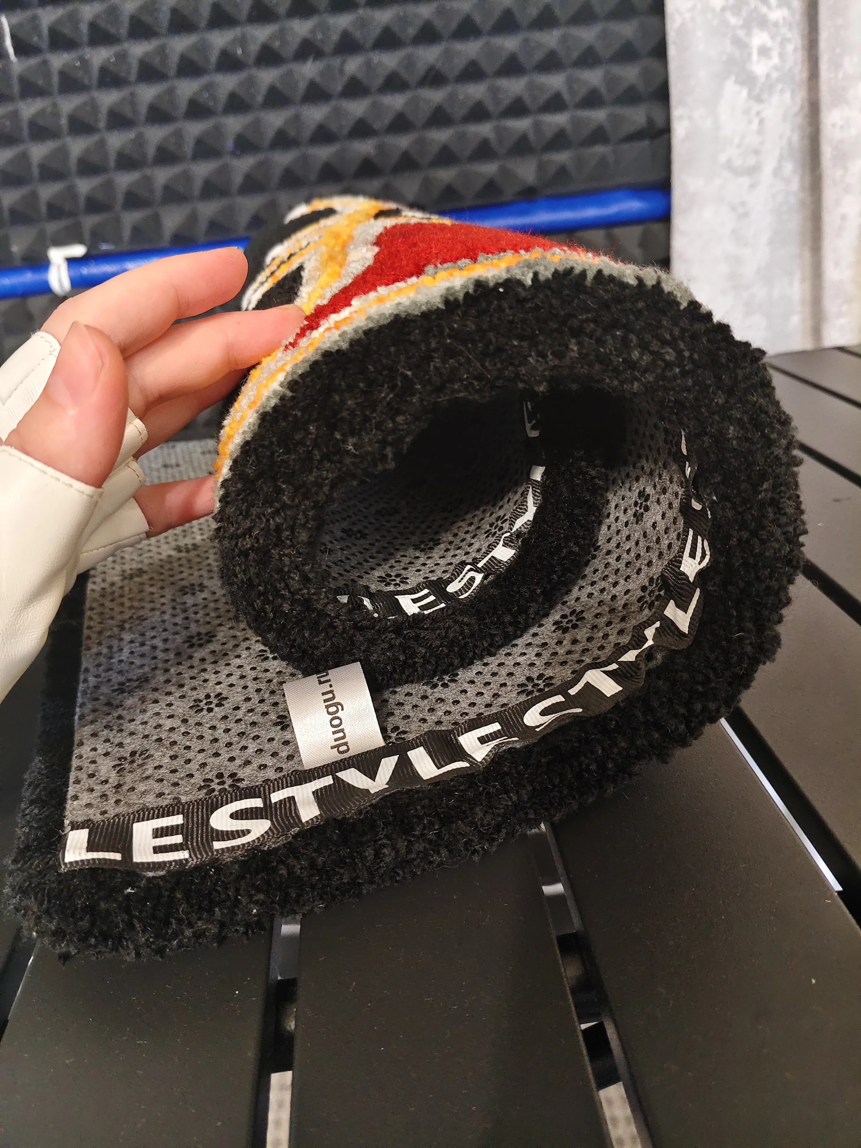 Фото этапа "Итоговый отчет" для ковра: Тафтинговый ковёр Warhammer: символ Инквизиции на чёрном фоне