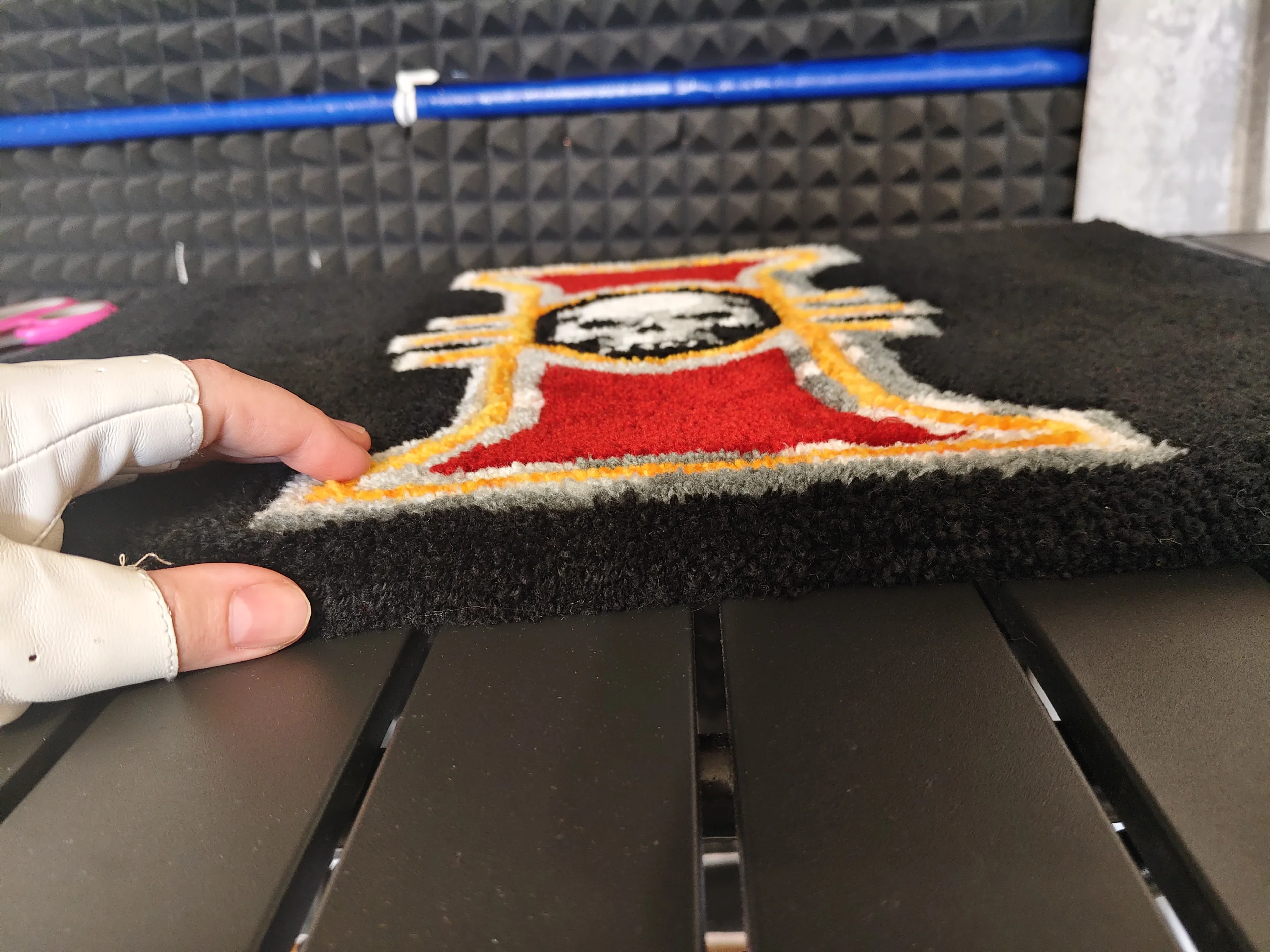 Фото этапа "Итоговый отчет" для ковра: Тафтинговый ковёр Warhammer: символ Инквизиции на чёрном фоне