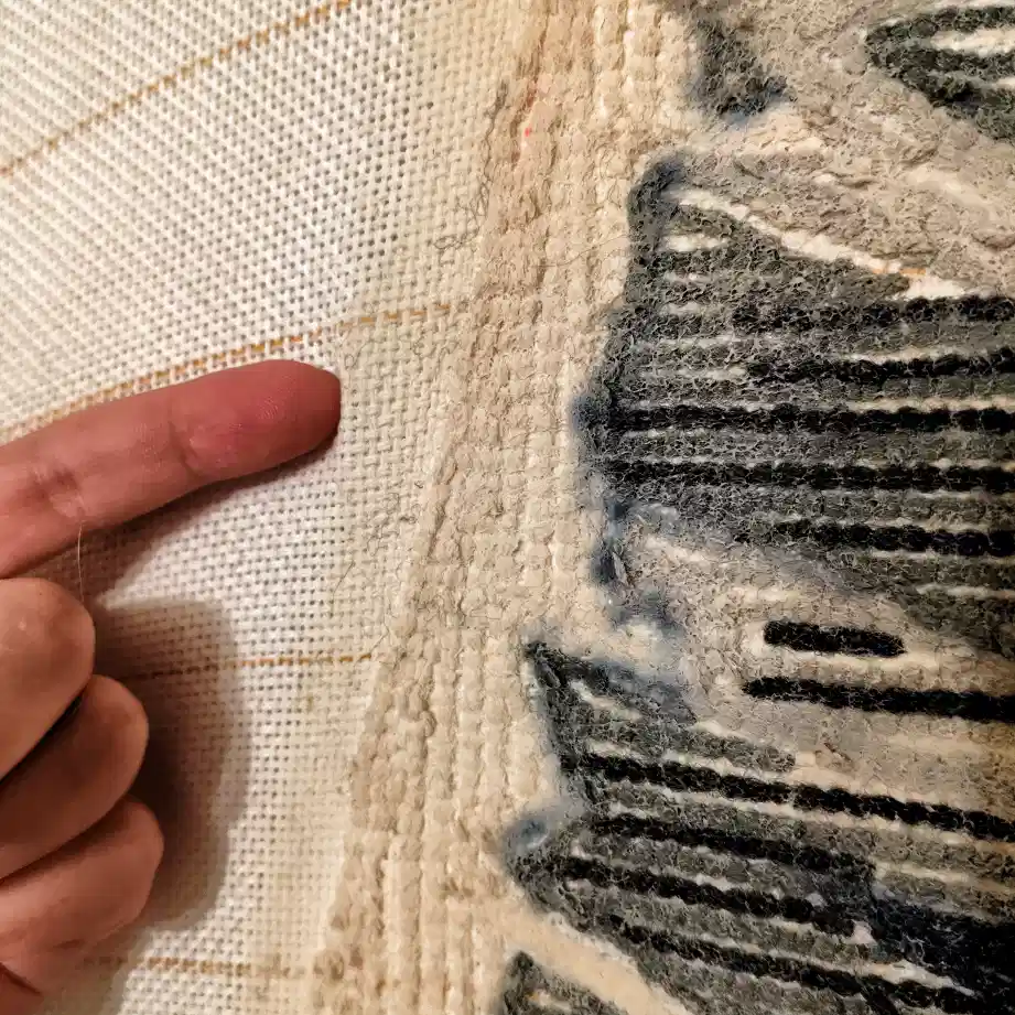 Фото этапа "Обработка задника" для ковра: Тафтинговый ковер ручной работы по индивидуальному эскизу