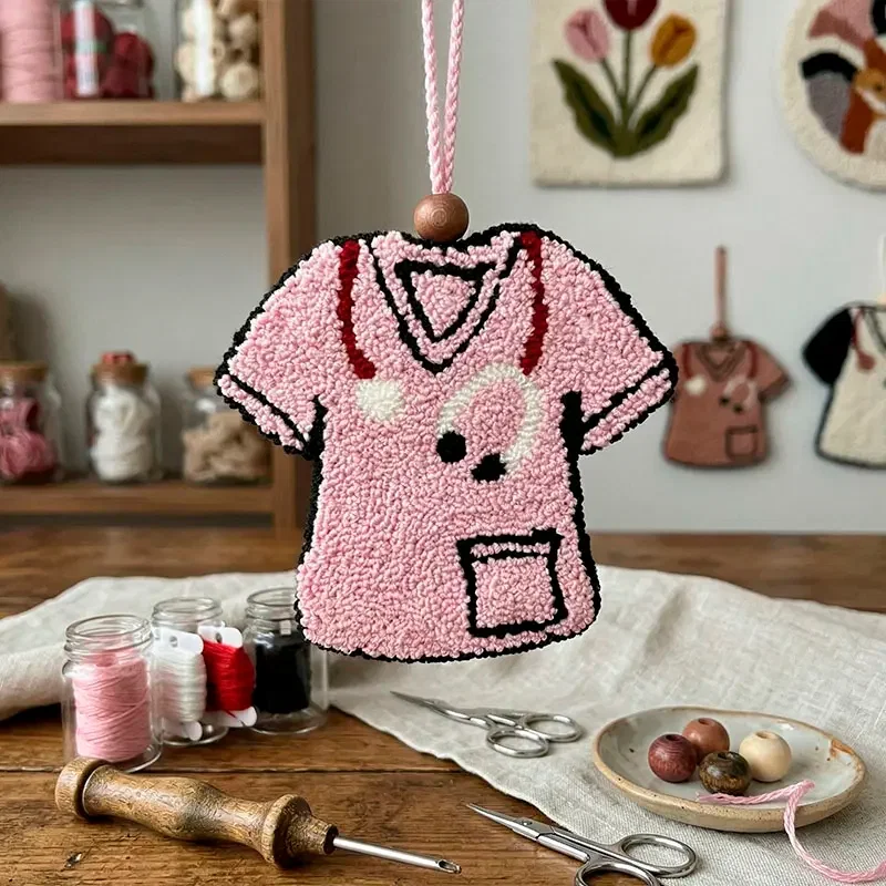 Медицинская футболка — схема для ковровой вышивки (punch needle), детский декор или подвеска