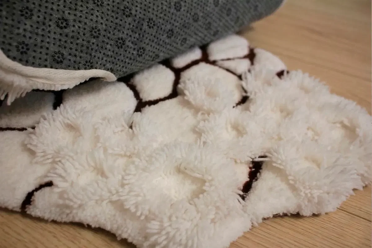 Фото этапа "Результат работы" для ковра: Тафтинг ковёр для ванной с 3D рельефом камней и раковины — изготовление ковров на заказ