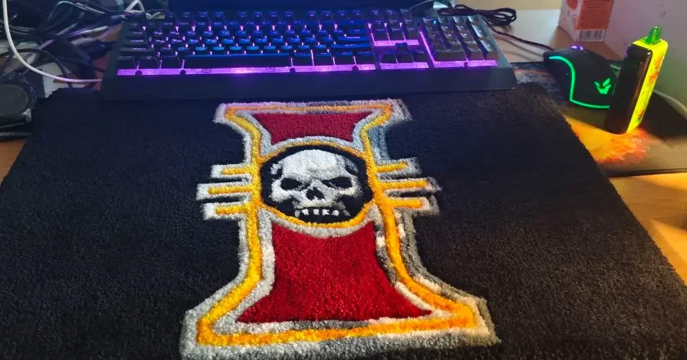 Фото этапа "Результат работы" для ковра: Тафтинговый ковёр Warhammer: символ Инквизиции на чёрном фоне