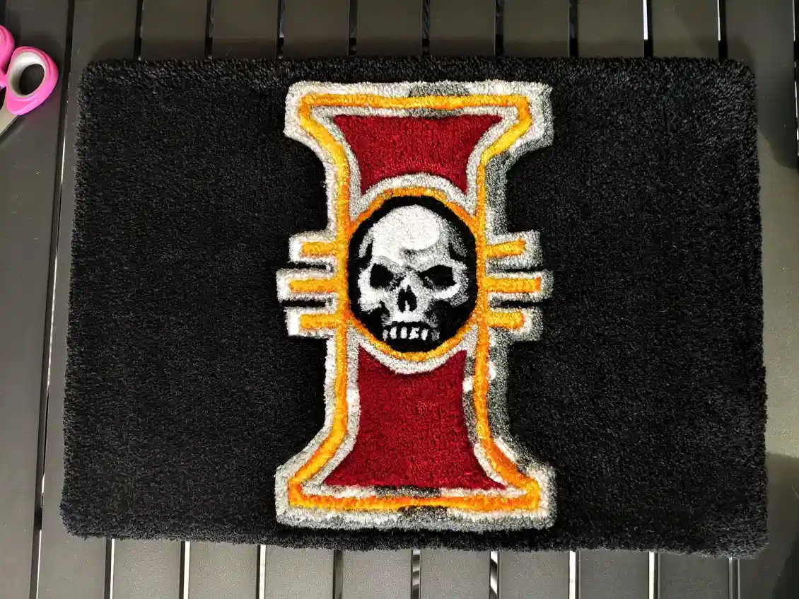 Фото этапа "Результат работы" для ковра: Тафтинговый ковёр Warhammer: символ Инквизиции на чёрном фоне